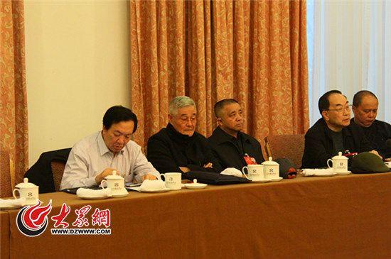 赵本山听取同组委员发言。