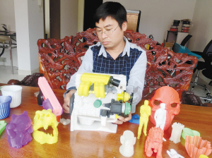 朱兴建正在研究打印出的模型。