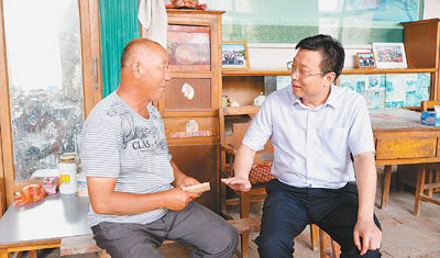 吕志成（右）到洺州镇邱霍寨村慰问老党员邱西臣