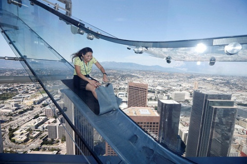 300米高空的透明玻璃滑梯