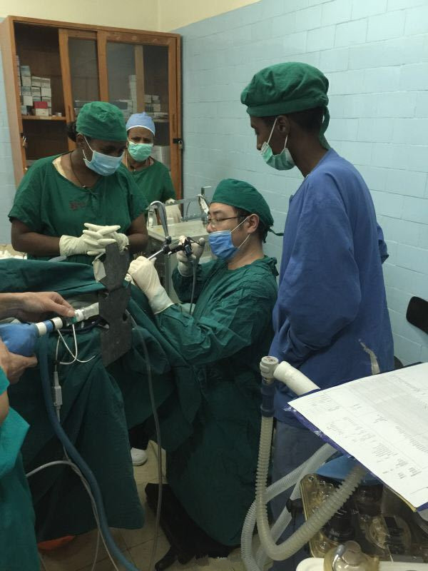 中国军医跪地手术半小时 救埃塞俄比亚男童2