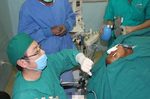 中国军医跪地手术半小时 救埃塞俄比亚男童