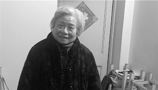 83岁奶奶邱林英坚持9年给小区保洁员发红包