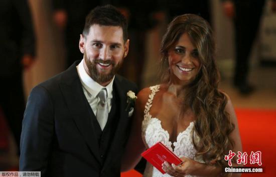 阿根廷球星梅西与妻子安东内拉合影。
