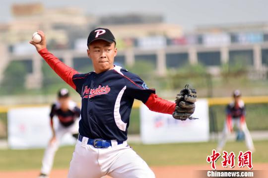 来自中国大陆、韩国以及中华台北等地的8支少年棒球队近两百名高水平运动员参赛 全小波 摄
