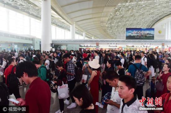 10月7日，江西南昌，大批旅客在昌北机场候机返程。 蒙钟德 摄 图片来源：视觉中国