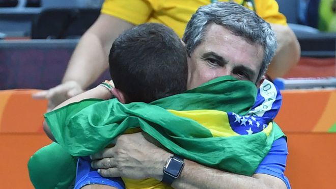郎平率女排打哭巴西 观众:在足球中长大不懂排