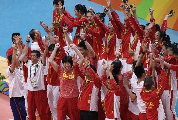 中国女排在颁奖仪式后庆祝