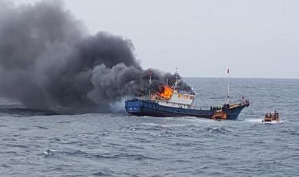 韩海警向中国渔船投爆音弹发生火灾 致3名船员