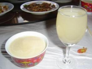 德钦青稞酒：色泽橙黄 味道酸甜