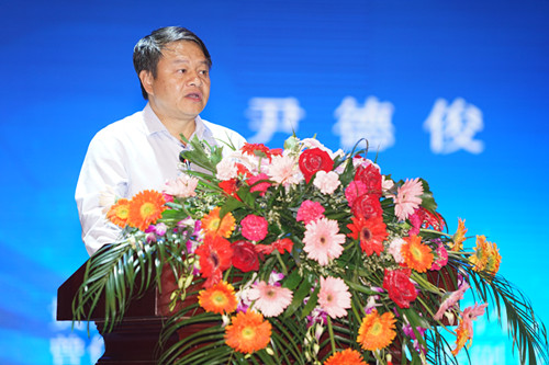 中共荔波县县委书记尹德俊在论坛开幕式上致辞