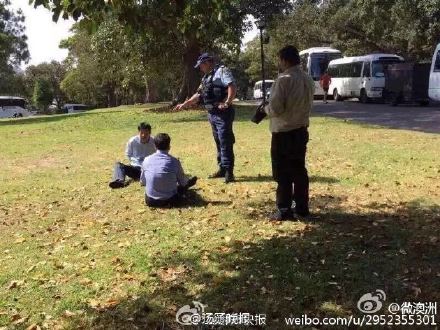 中国游客在澳大利亚景区草坪上便溺 与警察发