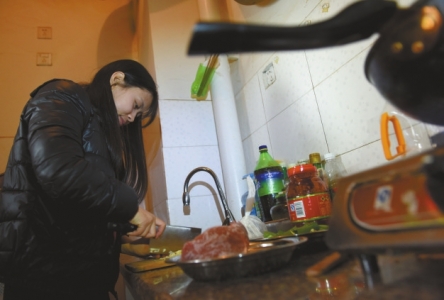 刘琳在厨房切菜