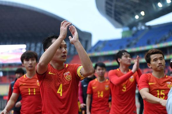 1月14日，中国队球员赛后向观众致意。