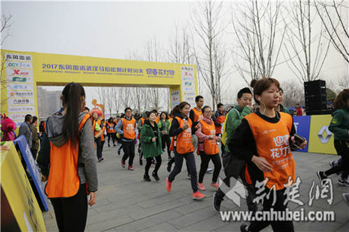武汉市马拉松倒计时50天迎春花灯跑现场。网络图
