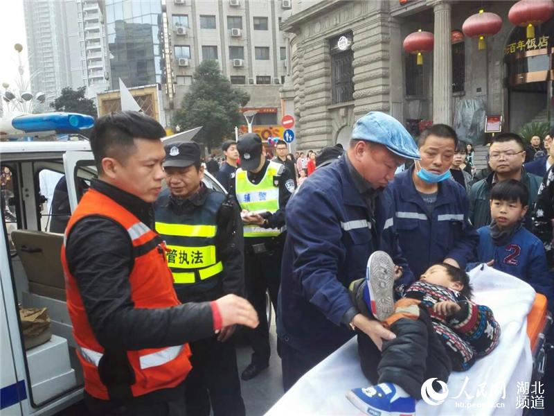 五岁男孩走失后昏睡闹市街头 武汉城管助其找到母亲