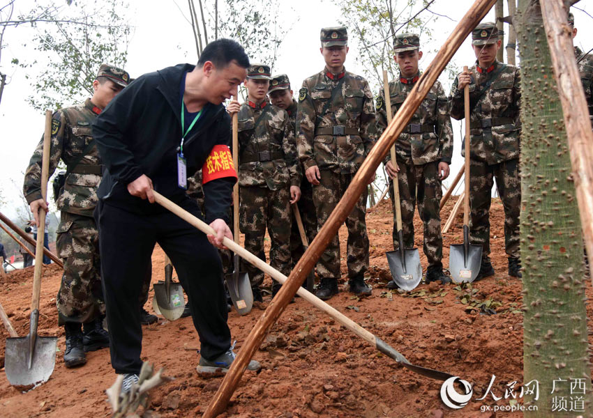 2017年2月20日，林业部门技术人员在现场指导武警官兵植树