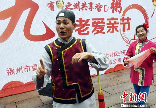 传统闽剧表演为老人们送上节日祝福。　记者刘可耕 摄