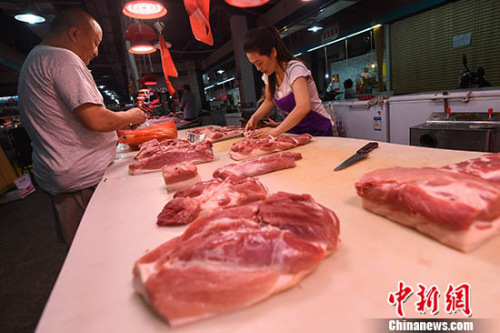 　　资料图：民众在菜市场选购猪肉。中新社记者 武俊杰 摄.jpg