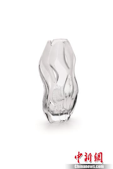 　　纪念知名建筑家扎哈·哈迪德的名为《言表》的花瓶。　莱俪艺术供图 摄.jpg