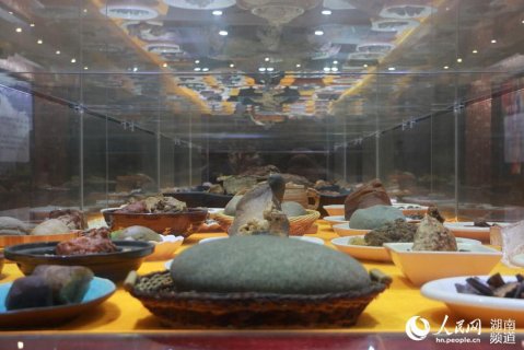 湖南郴州惊现满汉全席石头宴 “108道菜”吸引各地游客