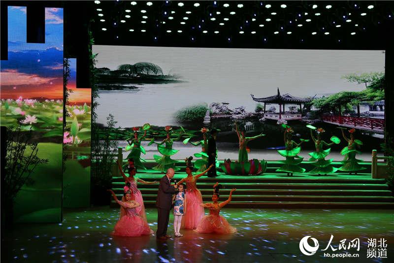 《中国梦·故乡魂》朗诵晚会举行 音画歌舞中领略吴风楚韵