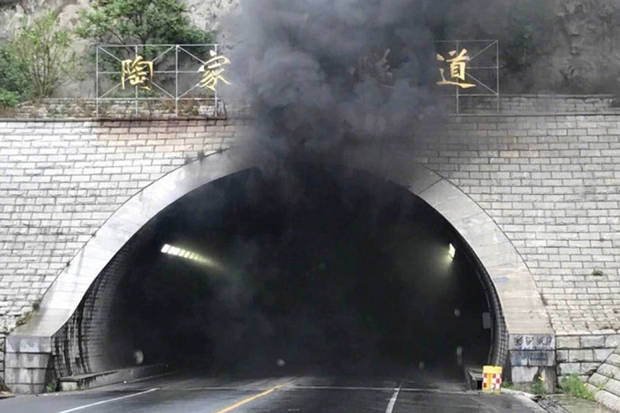 韩国学生在中国车祸身亡：韩国校车威海隧道内起火 5韩国籍幼儿遇难