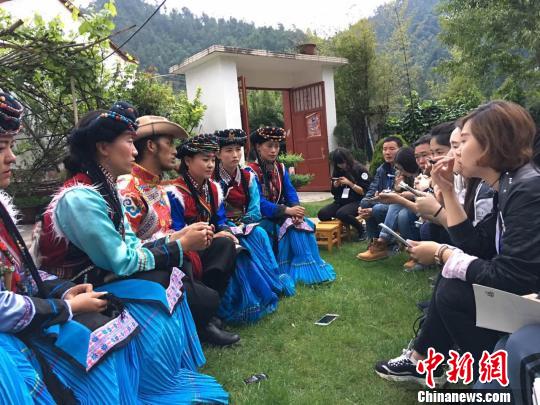 图为普米传统文化传习小组在接受记者采访。　李晓琳 摄