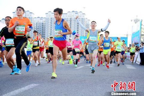 甘肃临泽县戈壁马拉松开赛 千余名跑步爱好者感受生态美