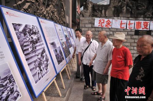 资料图：2014年7月7日，重庆大轰炸经历者和遇难者家属在大轰炸遗址前举行“七七事变”全民族抗战爆发77周年纪念活动。 陈超 摄