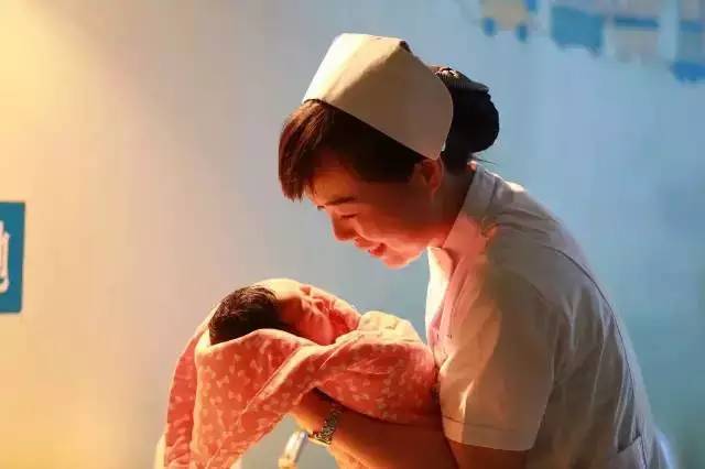 2016年感动人心的9张医护照片 怀孕7月的护士跪地抢救病人
