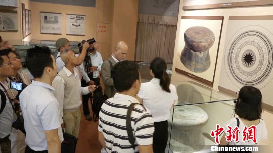 图为柬埔寨主流媒体代表在广西民族博物馆了解广西铜鼓文化。　俞靖 摄