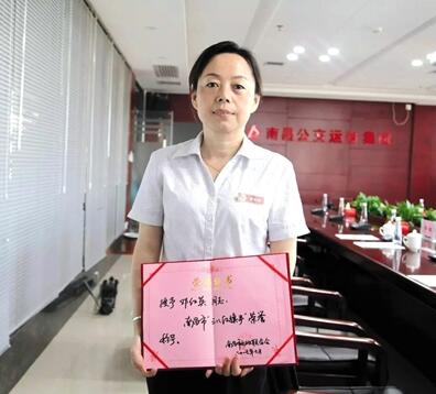 南昌市妇联授予邓红英南昌市“三八红旗手”荣誉称号。