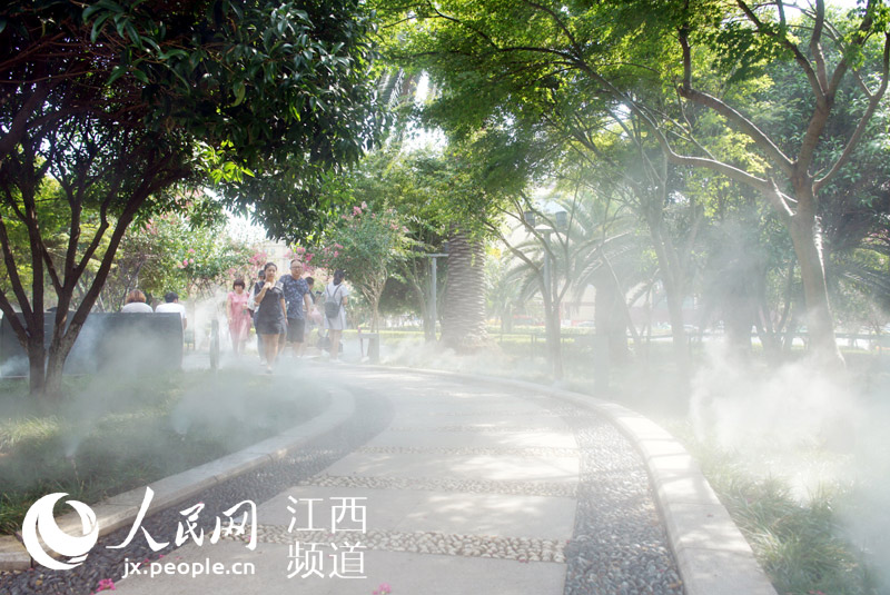 南昌八一广场喷雾装置不仅能消暑纳凉，更给人们带来视觉冲击。
