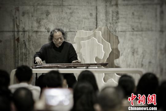 中国古琴艺术家王鹏弹奏《平沙落雁》。　刘小冈 摄