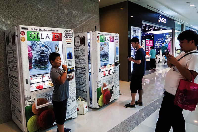 上海首款冰淇淋自动贩卖机亮相价格统一为29元