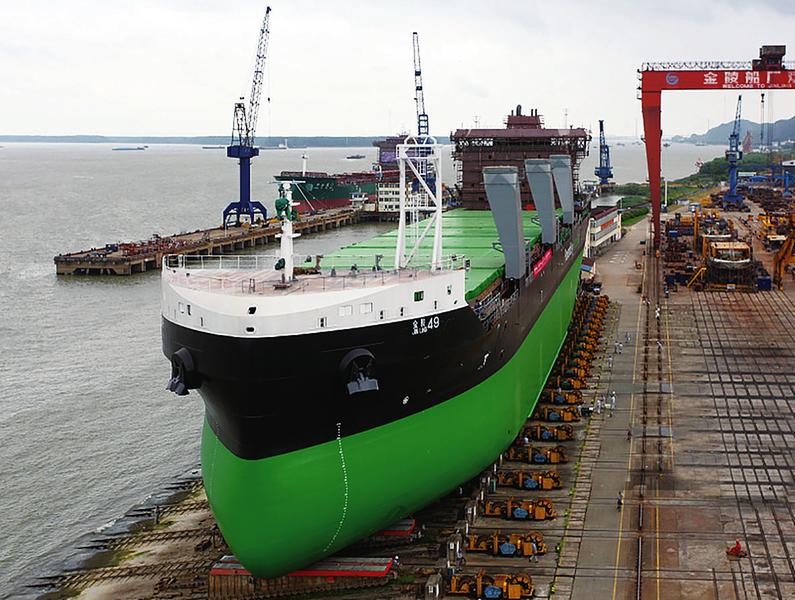 全球首艘双燃料杂货船在南京建成下水为世界最环保的杂货船
