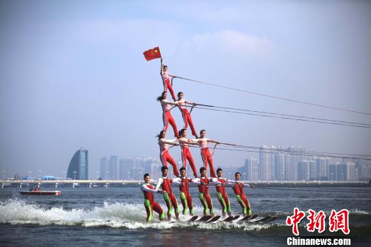 第四届中国沂河国际滑水赛开幕70多名高手参赛