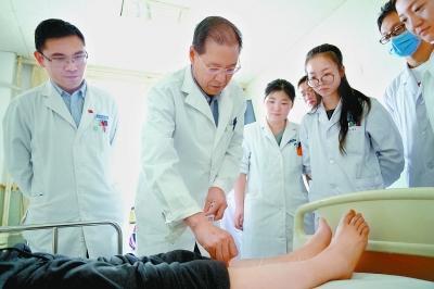 针灸中心首席专家王麟鹏在为病人治疗