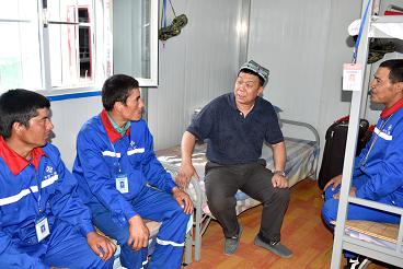 贾能文与维吾尔族员工深入交流。
