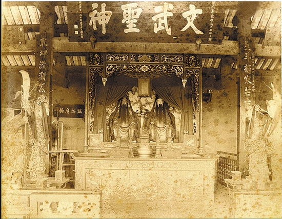 华辰公司拍卖的一幅老照片的图像，这是镇海楼顶层神坛的正面全景。