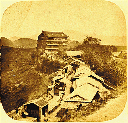 最早的镇海楼照片，是从观音阁（今孙中山纪念碑位置）那个山头上拍摄的。罗西耶摄于1858年，距今已经近160年了