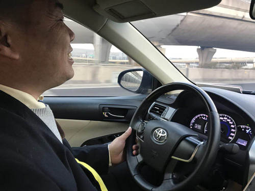 小康记者在上海街头巧遇强生网约车