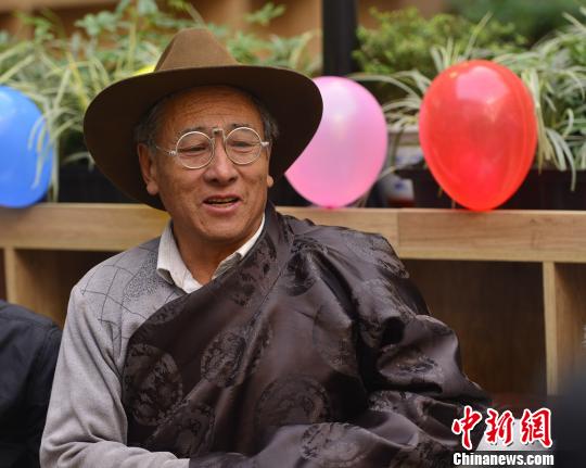 70多岁的公布旺扎是西藏图书馆的“常客”。图为公布旺扎在活动中，向馆方“建言献策”。　周文元 摄