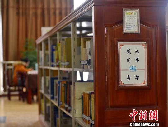 图为西藏图书馆藏文图书专架。　周文元 摄