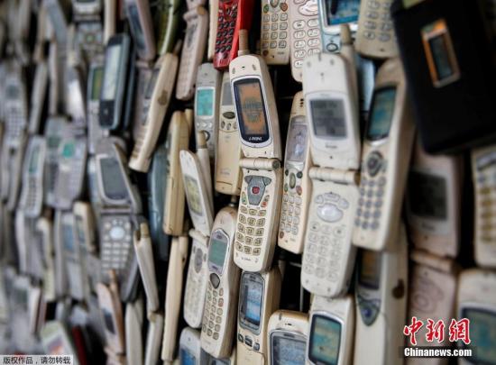 资料图：各式各样型号的旧手机。