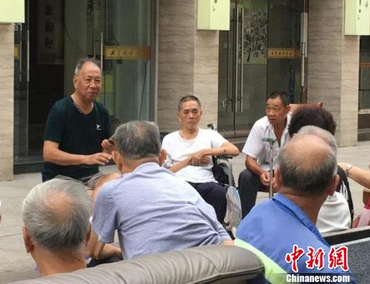 浙江83岁街头“主播”用方言讲新闻：我会一直讲下去