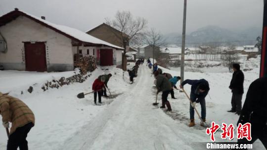 100多位村民上路除雪。石桥坪村委会供图
