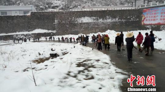 116位村民奋战五小时，在冰天雪地里扫出了一条长达五公里的通道。石桥坪村委会供图
