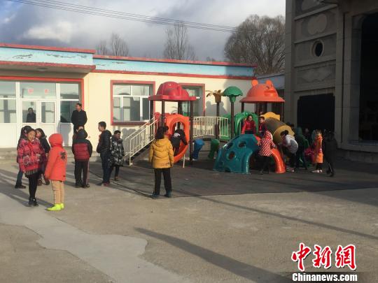 代县阳明堡大茹解小学的孩子们校园内唯一的娱乐设施上玩耍。　杨静 摄
